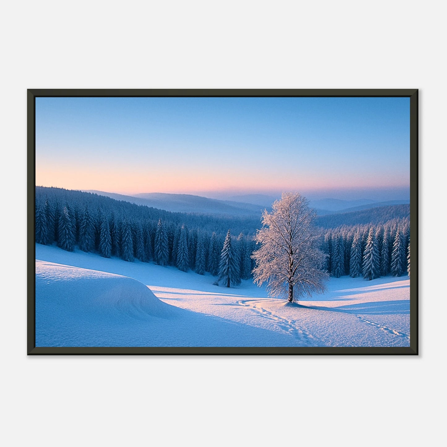 Seitliche Ansicht des Winter Serenity Posters – verschneite Hügel und rosa Himmel, eingerahmt in edlem schwarzem Metall.