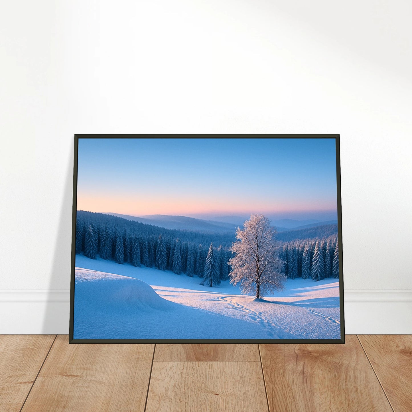 Winter Serenity Poster an die Wand gelehnt – friedliche Schneelandschaft mit pastellfarbenem Himmel, eingerahmt in Schwarz.