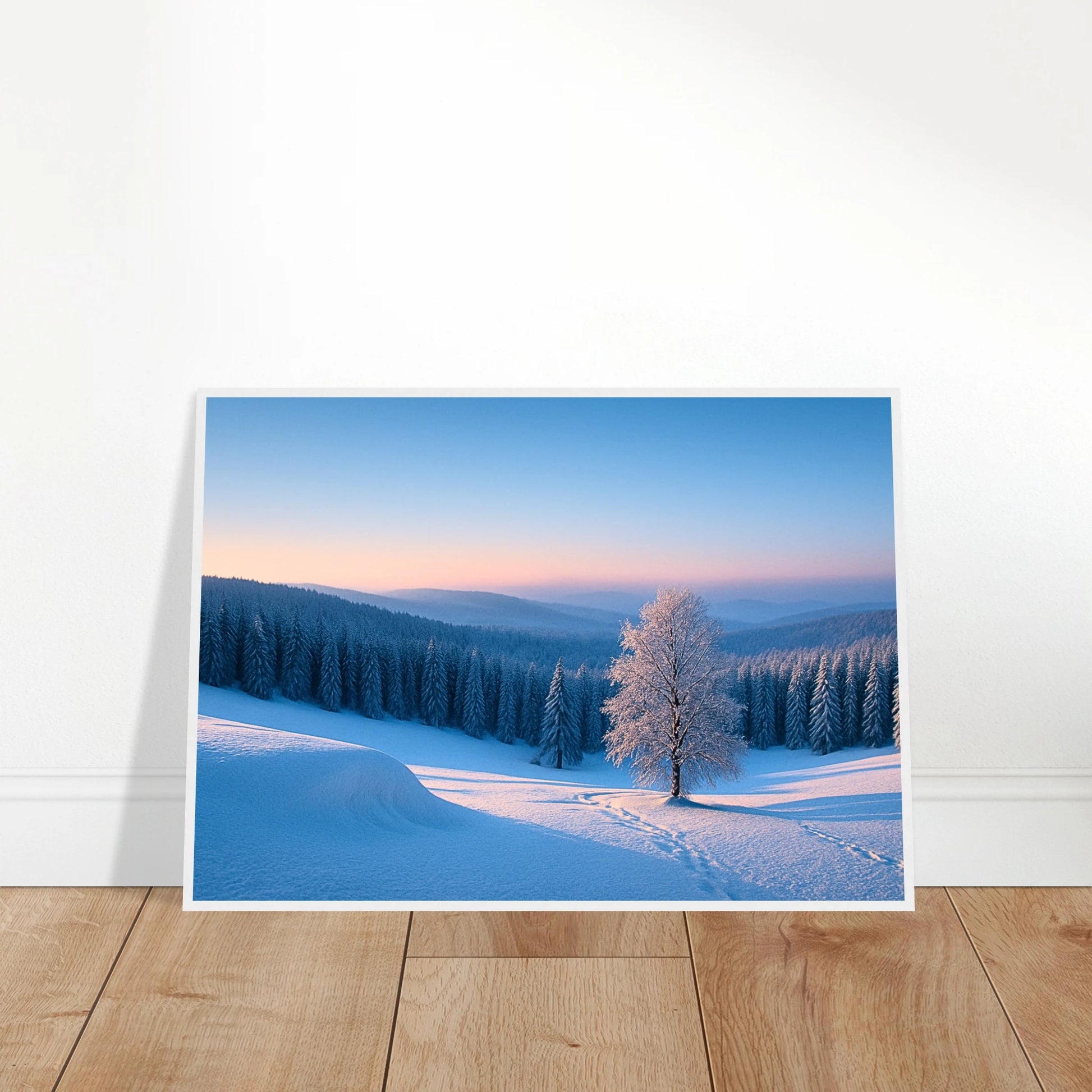 Winter Serenity Poster – beruhigendes Winterlandschaft Poster angelehnt an Wand, minimalistische Raumgestaltung