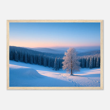 Winter Serenity Poster mit hellbraunem Holzrahmen – stilvolle Winterlandschaft Wanddeko für Wohnzimmer