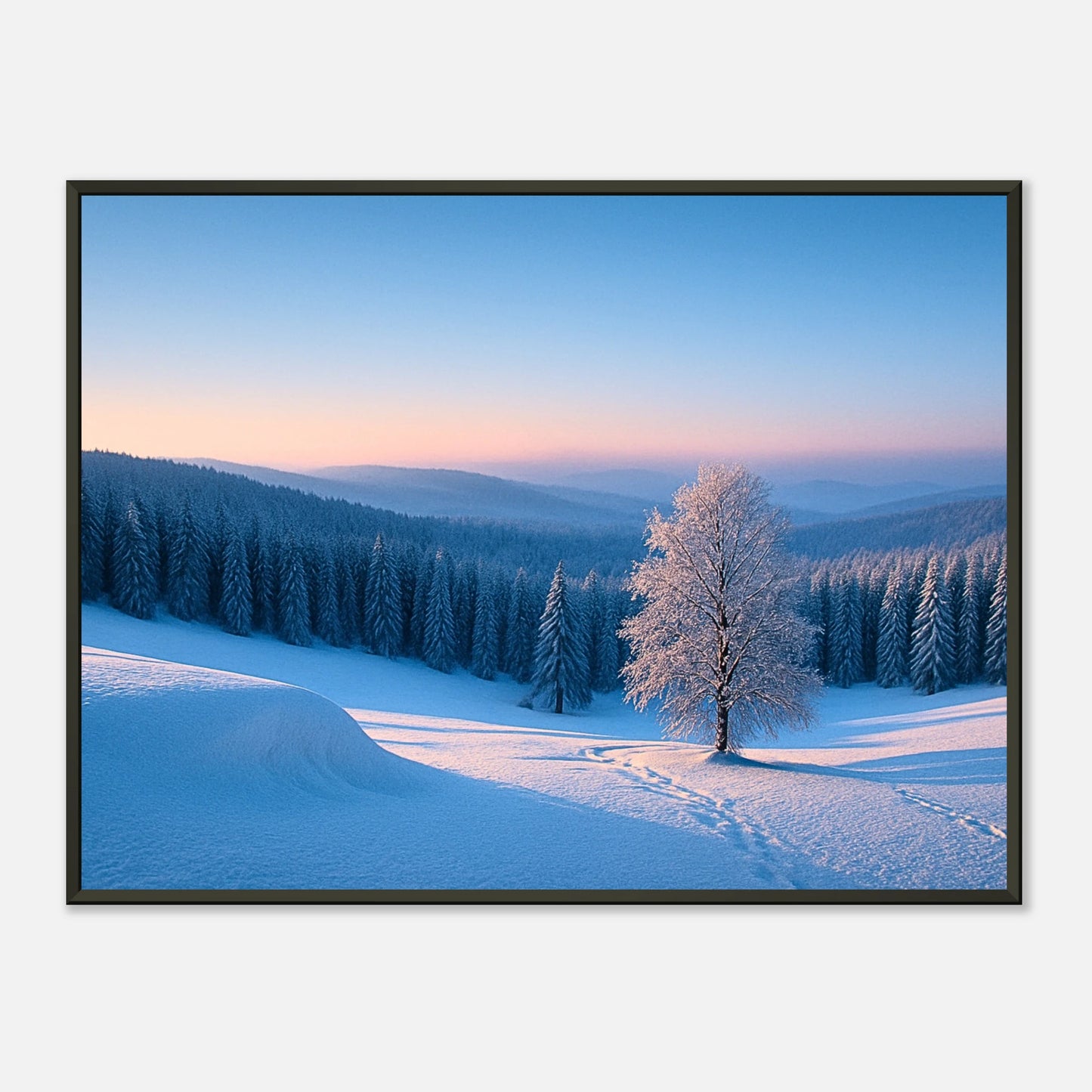 Winter Serenity Poster – ruhige Winterlandschaft mit verschneitem Baum und Hügeln im weichen Morgenlicht. Elegantes Wandbild im schwarzen Metallrahmen von Defa Designs.