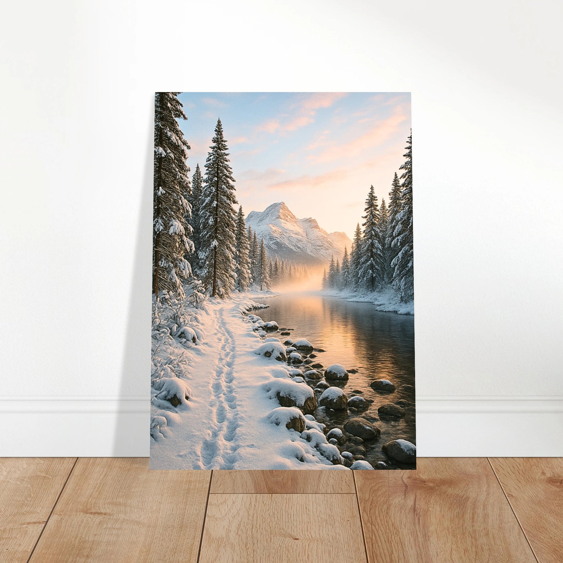 „Winterliches Naturposter auf Holzständer – verschneite Tannen, ruhiger Fluss und goldener Himmel“